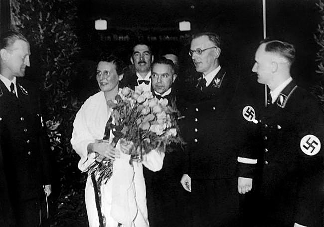 Leni Riefenstahl es recibida en Viena por el oficial nazi Seyss Inquart