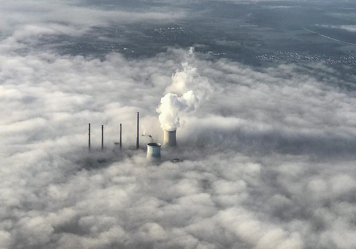 Imagen entre nubes bajas de la central térmica de Standinger, en Alemania.