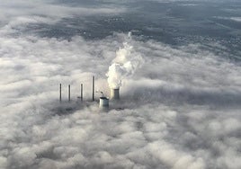 Imagen entre nubes bajas de la central térmica de Standinger, en Alemania.