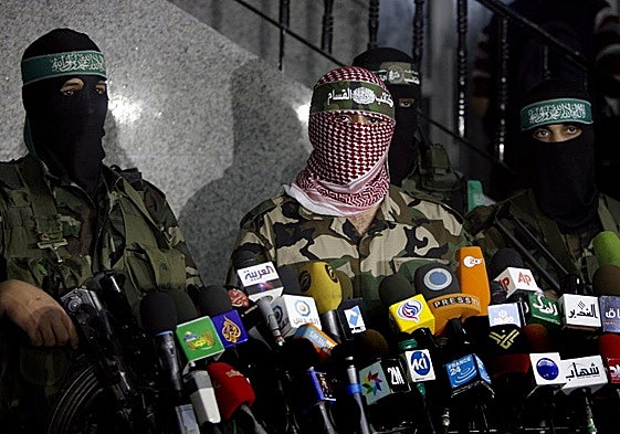 Abu Obeida, en el centro, en uno de los vídeos publicados por Hamás en el pasado.