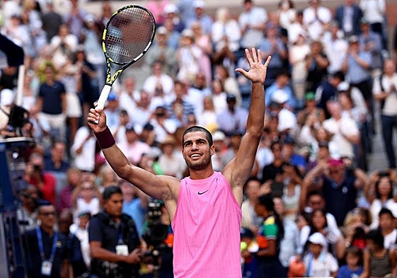 Carlos Alcaraz celebra su victoria ante Rinderknech.