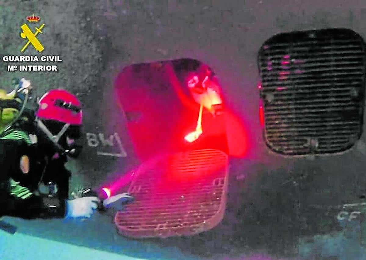 Imagen secundaria 1 - Así se recupera un alijo de droga adosado al casco de un carguero