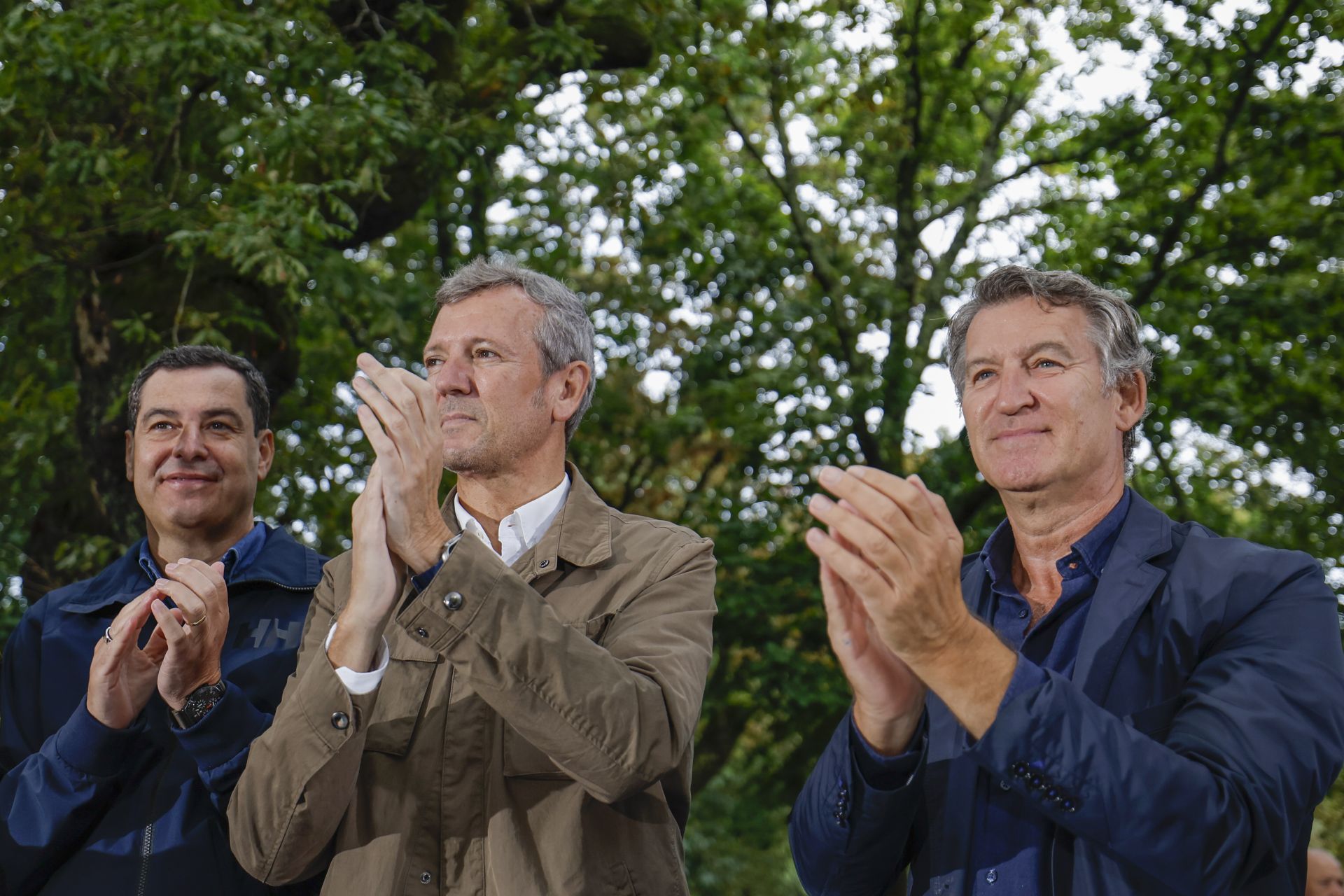 Feijóo (dcha.), junto a Moreno (izda.) y Rueda, en la localidad pontevedresa de Cerdedo-Cotobade.