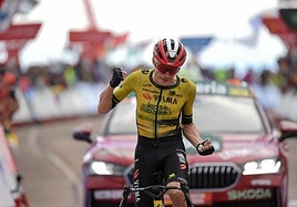 Jonas Vingegaard celebra su victoria en Valdezcaray.