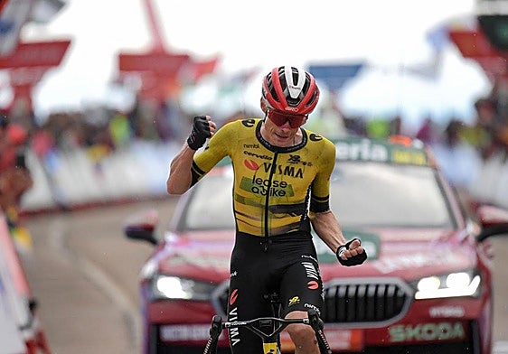 Jonas Vingegaard celebra su victoria en Valdezcaray.