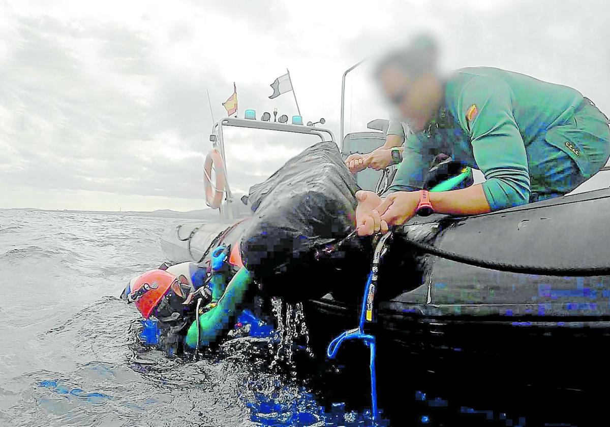 Imagem principal - Assim, um estoque de drogas é recuperado no casco de um cargueiro