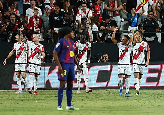 Los jugadores del Rayo celebran el gol de Fran Pérez, con Jules Koundé en primer plano.