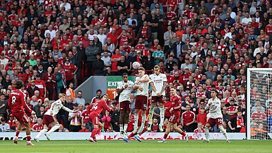 El Liverpool doblega al Arsenal y fortalece su liderato