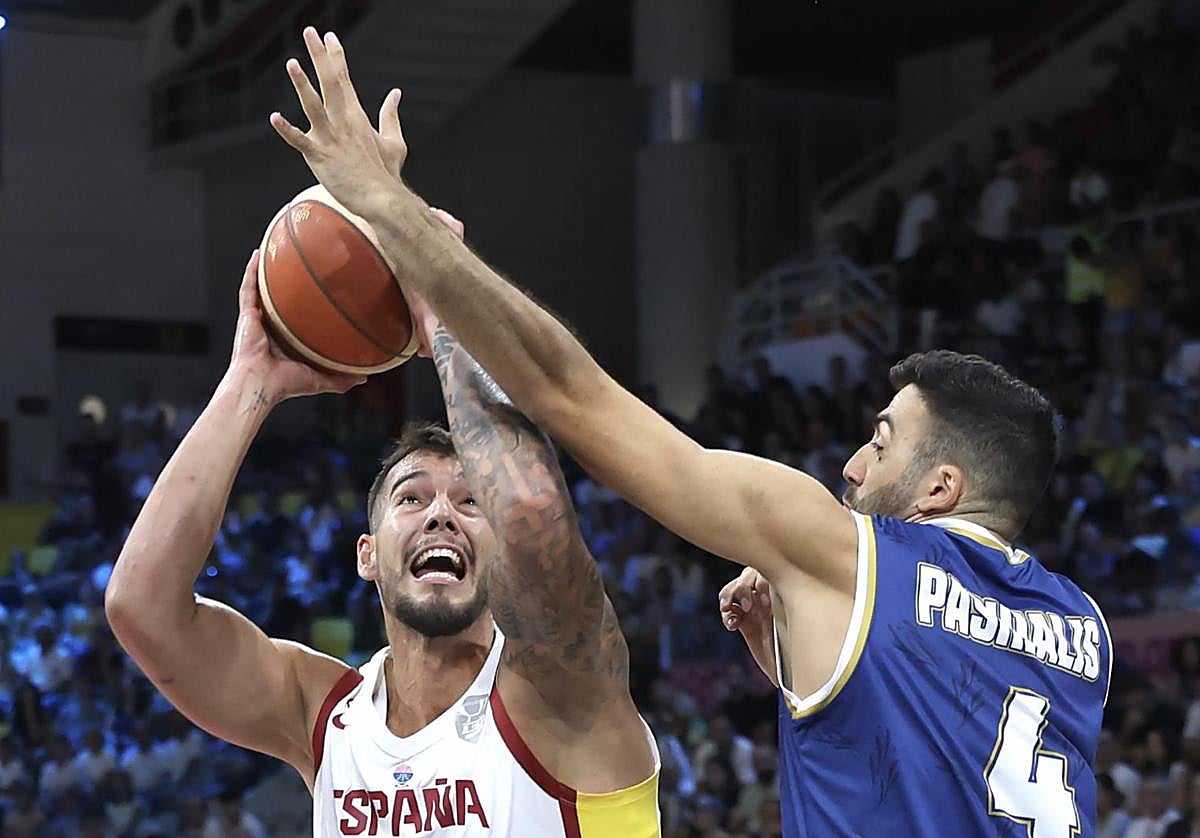 Willy Hernangómez trata de anotar ante el chipriota Pashialis.