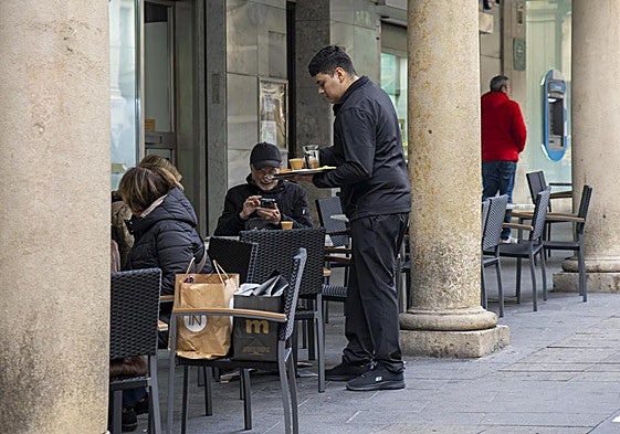 Camarero sirve un café.