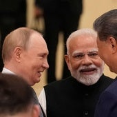 Vladímir Putin, Narendra Modi y Xi Jinping conversan durante la cumbre.