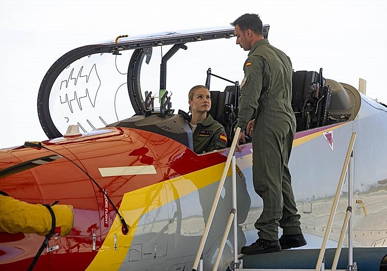 La Princesa Leonor, este lunes, sube a uno de los Pilatus estacionados en el hangar de la base aérea a la AGA de San Javier