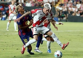 La acción del polémico penalti de Pep Chavarría sobre Lamine Yamal en Vallecas.