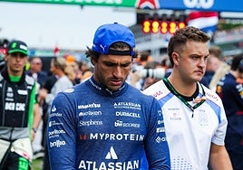 Carlos Sainz, pensativo en el circuito de Zandvoort.