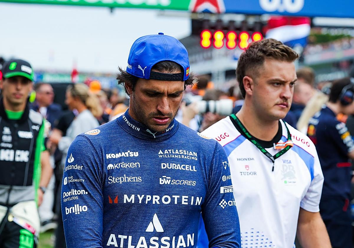 Carlos Sainz, pensativo en el circuito de Zandvoort.