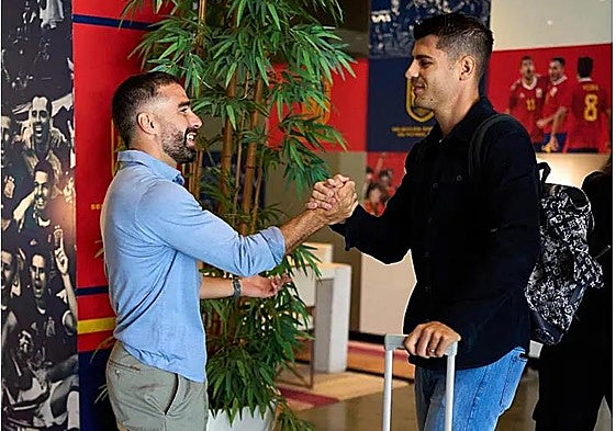 Dani Carvajal estrecha la mano de Álvaro Morata al inicio de la concentración.