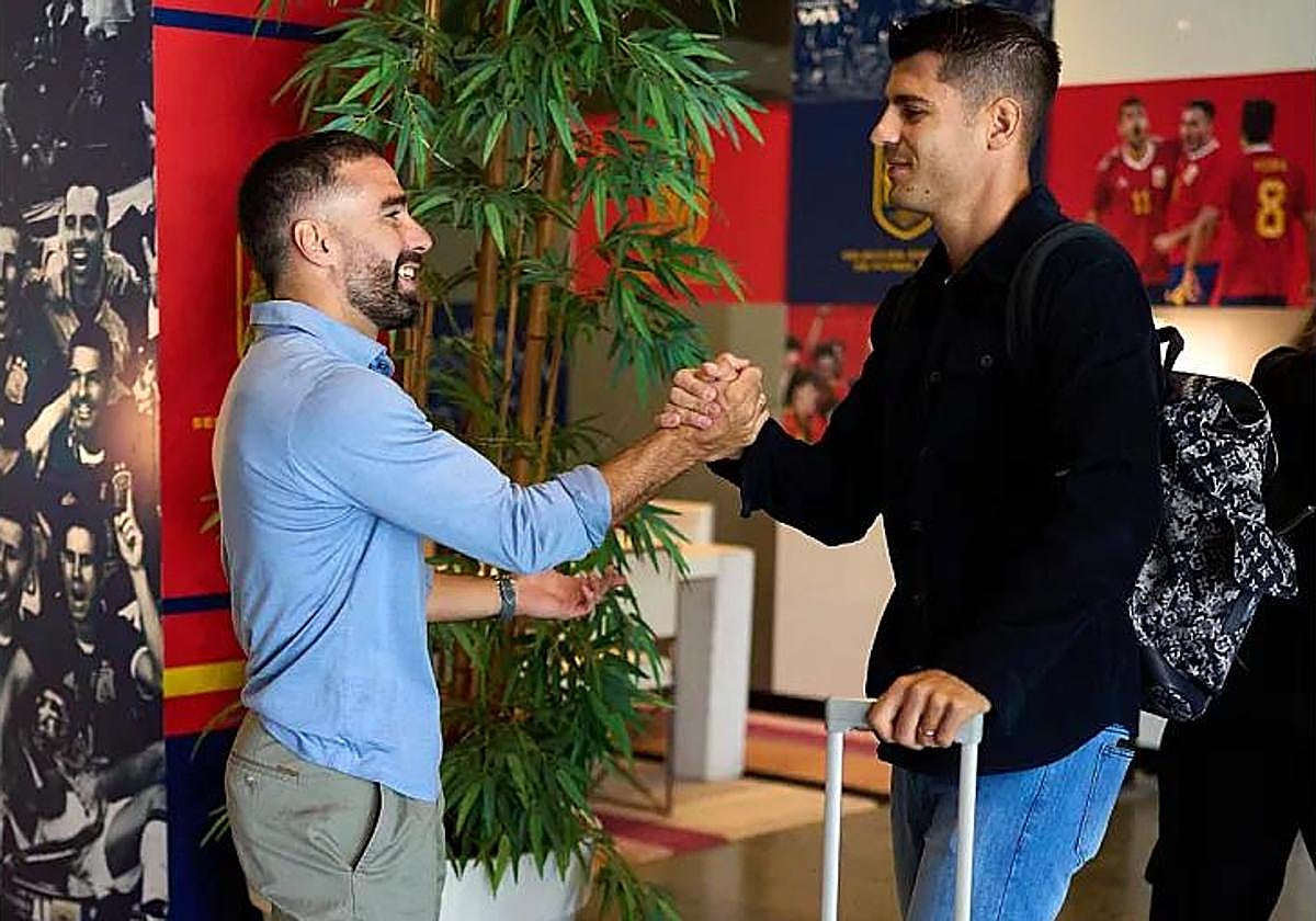 Dani Carvajal estrecha la mano de Álvaro Morata al inicio de la concentración.