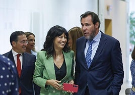 El ministro de Transportes y Movilidad Sostenible, Óscar Puente junto a la ministra de Igualdad, Ana Redondo, a su llegada a la clausura del acto 'Por un pacto de Estado frente a la emergencia climática', este lunes en Madrid