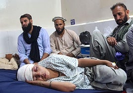 Un niño herido es atendido tras el terremoto en Afganistán.