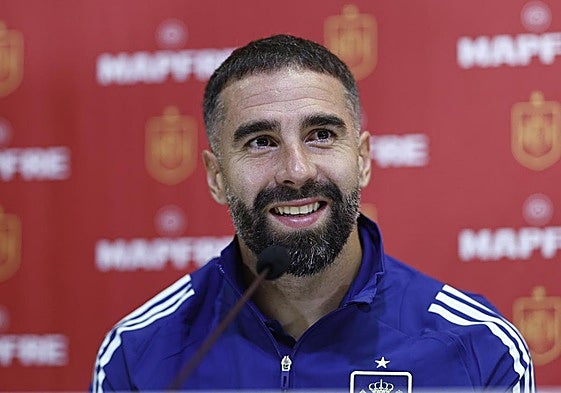 Daniel Carvajal, durante la rueda de prensa con la selección.