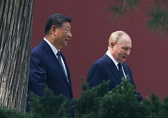 Xi y Putin caminan por los jardines de la residencia del líder chino en Pekín.