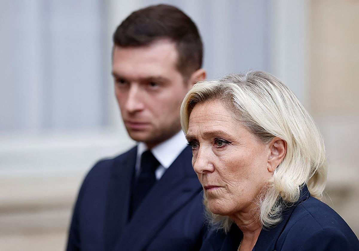 Jordan Bardella y Marine Le Pen, de Agrupación Nacional, tras su encuentro con el primer ministro francés.