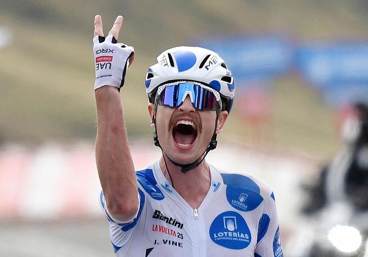 Jay Vine celebra su victoria en la décima etapa de La Vuelta.