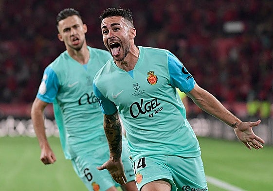 El centrocampista gallego Dani Rodríguez celebra un gol.