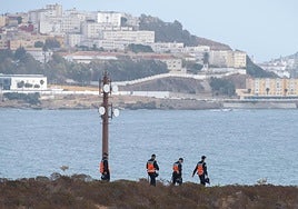 Miembros de la policía nacional de Marruecos patrullan en la frontera con España.