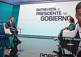 El presidente del Gobierno, Pedro Sánchez, y la periodista y presentadora del TD2, Pepa Bueno.