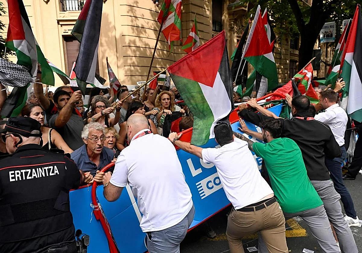 Un grupo de personas protestan a favor de palestina en La Vuelta.