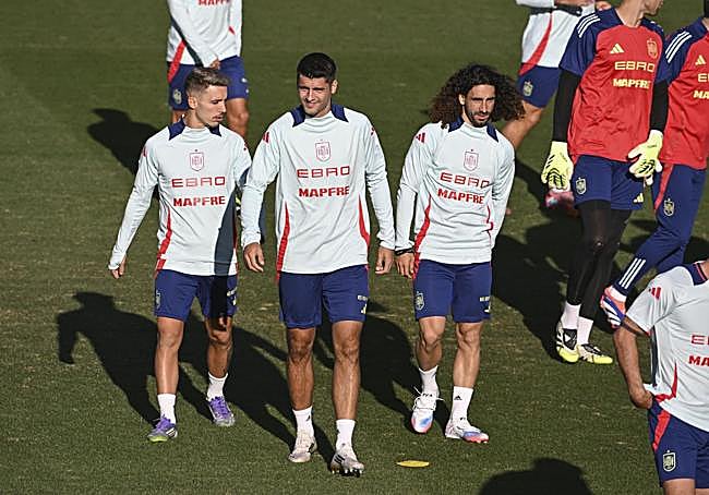 Álvaro Morata, entre Alejandro Grimaldo y Marc Cucurella, durante un entrenamiento de la selección.