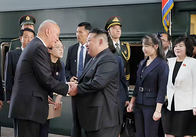 Kim Jong-un, acompañado de su hija, a su llegada a Pekín.