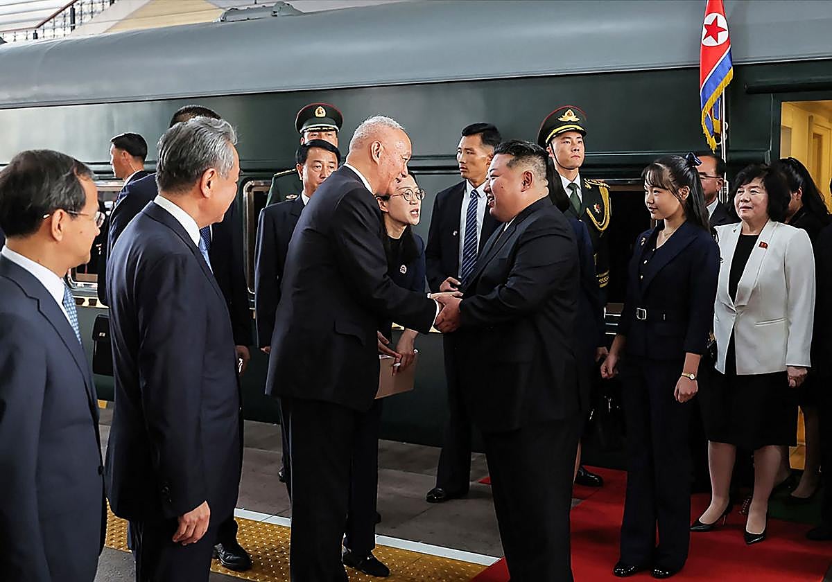 Kim Jong-un, con su hija justo detrás, a su llegada a Pekín.