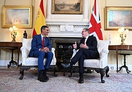 El presidente del Gobierno, Pedro Sánchez, y Kier Starmer este miércoles en la residencia del primer ministro británico, en Londres.
