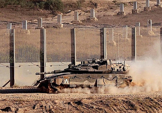 Un tanque del ejército israelí avanza a lo largo de la valla de separación en la frontera con la Franja.