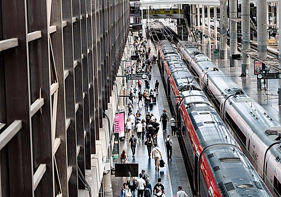 Decenas de personas en la Estación de Madrid - Puerta de Atocha.