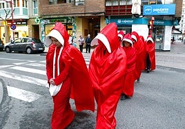 Protesta de mujeres feministas, ataviadas como en 'El cuento de la criada', en Miranda de Ebro.