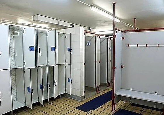 Un tribunal descarta como accidente laboral el ictus de un trabajador ocurrido en el vestuario de la empresa