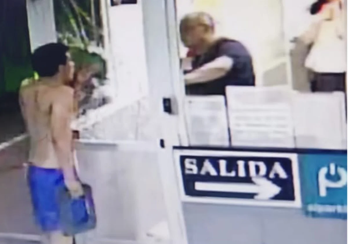 El joven violento discute con el empleado del aparcamiento
