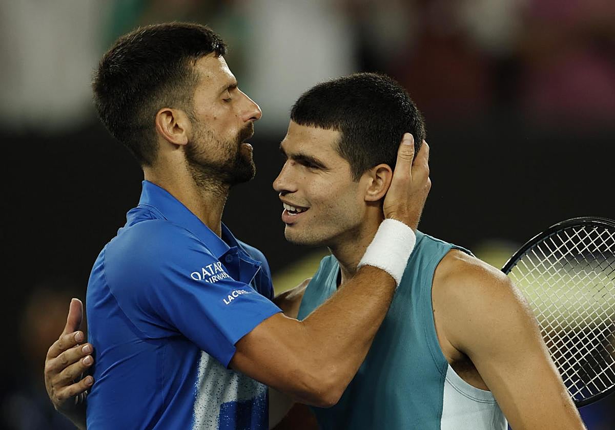 Novak Djokovic y Carlos Alcaraz se saludan tras un partido.