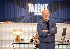 Javier Gutiérrez, en el set de rodaje de 'La agencia'.