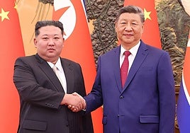 Kim y Xi se estrechan la mano en Pekín, donde se han reunido este jueves.