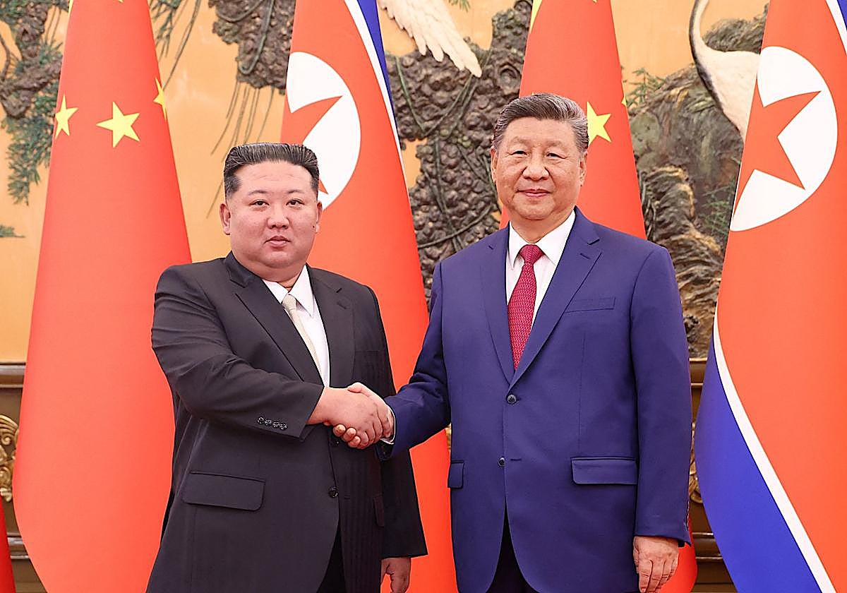 Kim y Xi se estrechan la mano en Pekín, donde se han reunido este jueves.