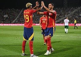 Lamine y Mikel Merino celebran uno de los goles ante Bulgaria.