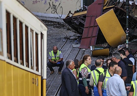 Expertos técnicos evalúan el accidente del funicular Gloria de Lisboa.