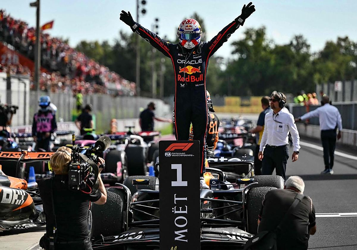 Max Verstappen celebra su triunfo en Monza.