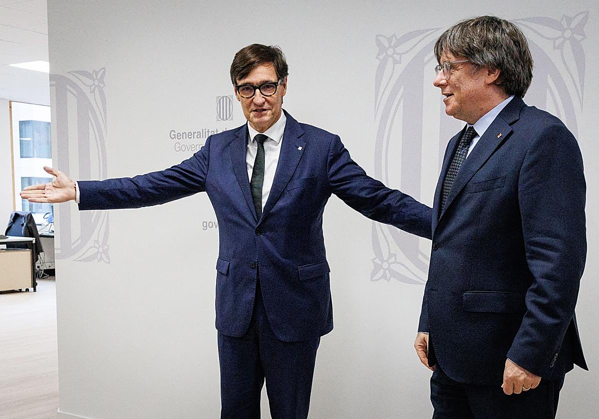 Salvador Illa y Carles Puigdemont se saludan en Bruselas.