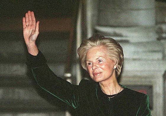 La duquesa Catalina de Kent saluda en la Iglesia Católica Romana el 14 de enero de 1994.