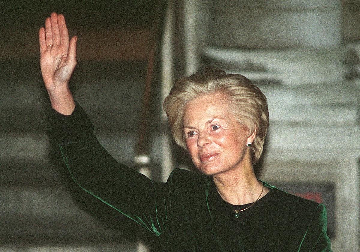 La duquesa Catalina de Kent saluda en la Iglesia Católica Romana el 14 de enero de 1994.